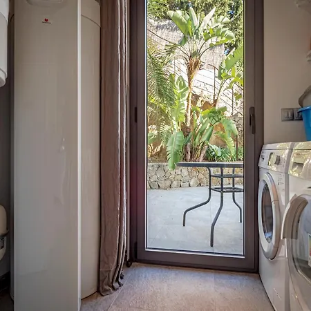 In Roses With Heating Holiday home Montjoi