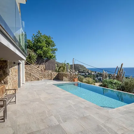 House In Roses Near Canyelles Montjoi