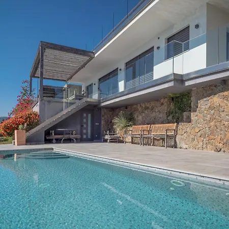 House In Roses Near Canyelles * Montjoi