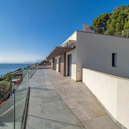 House In Roses Near Canyelles 펜션