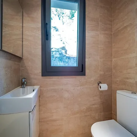 House In Roses Near Canyelles 펜션