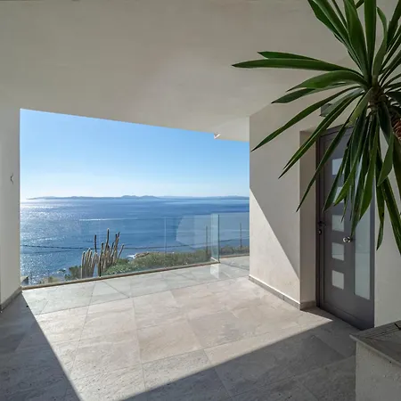 House In Roses Near Canyelles 펜션