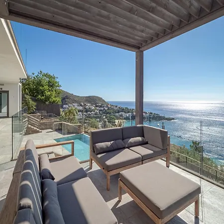 House In Roses Near Canyelles Montjoi