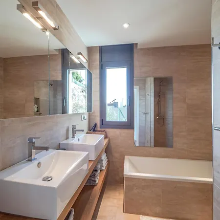 House In Roses Near Canyelles 펜션