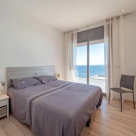 펜션 House In Roses Near Canyelles Montjoi