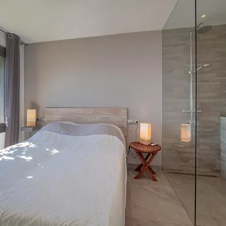 펜션 House In Roses Near Canyelles Montjoi